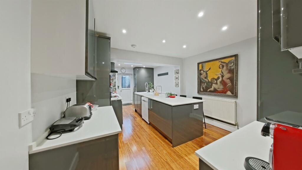 Kitchen (3).jpg