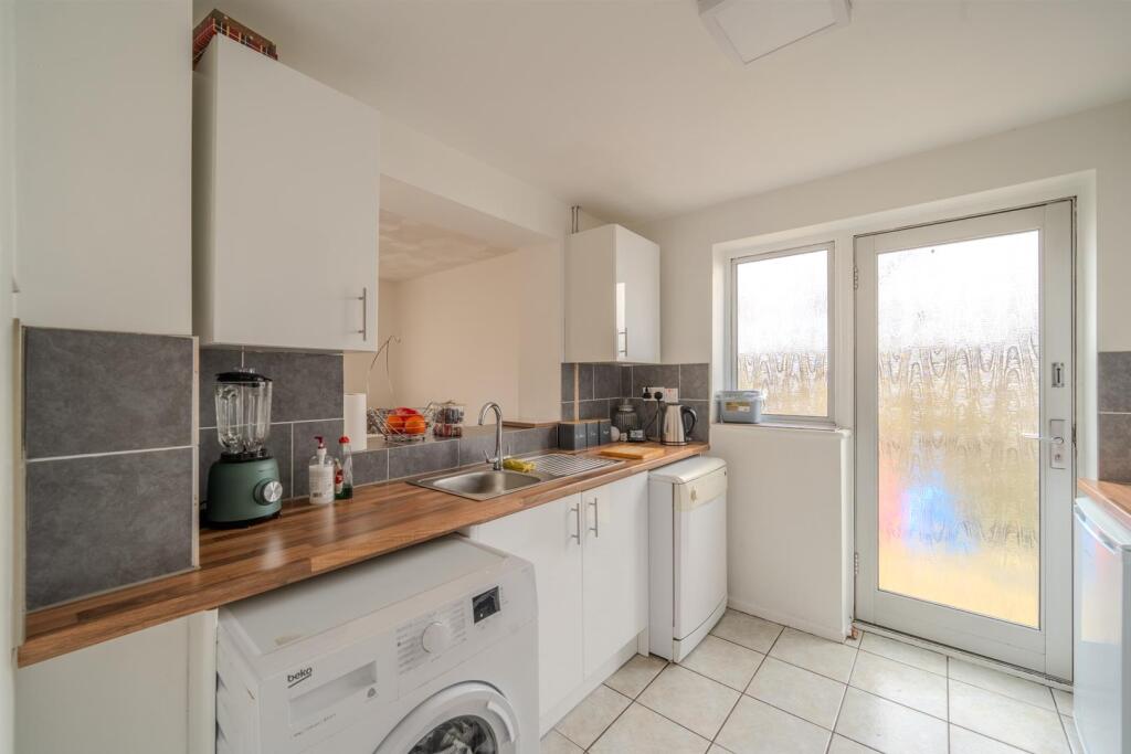 12 Trostrey Close-17.jpg