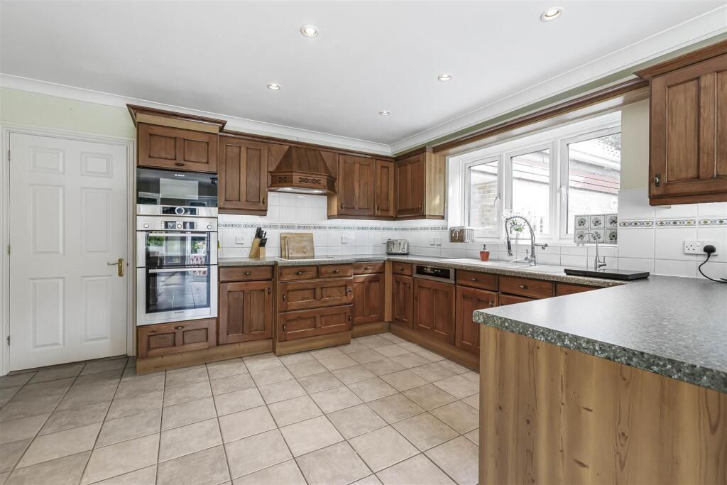 KITCHEN AREA: