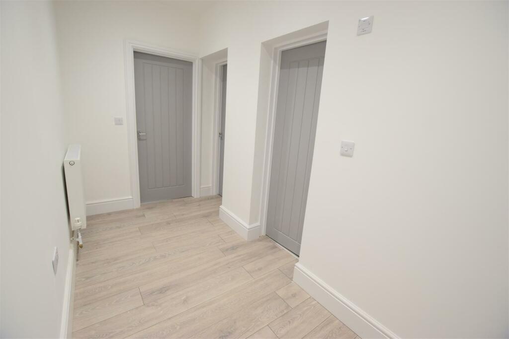 Apt 4, Hallway.JPG