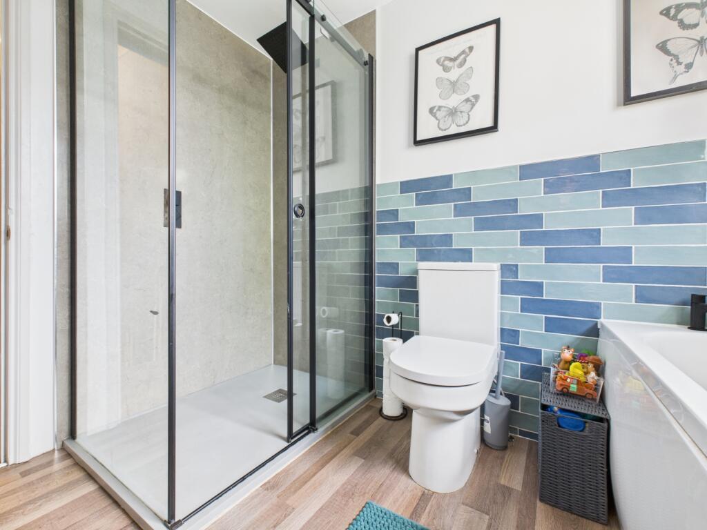 CAM03729G0-PR0161-STILL015