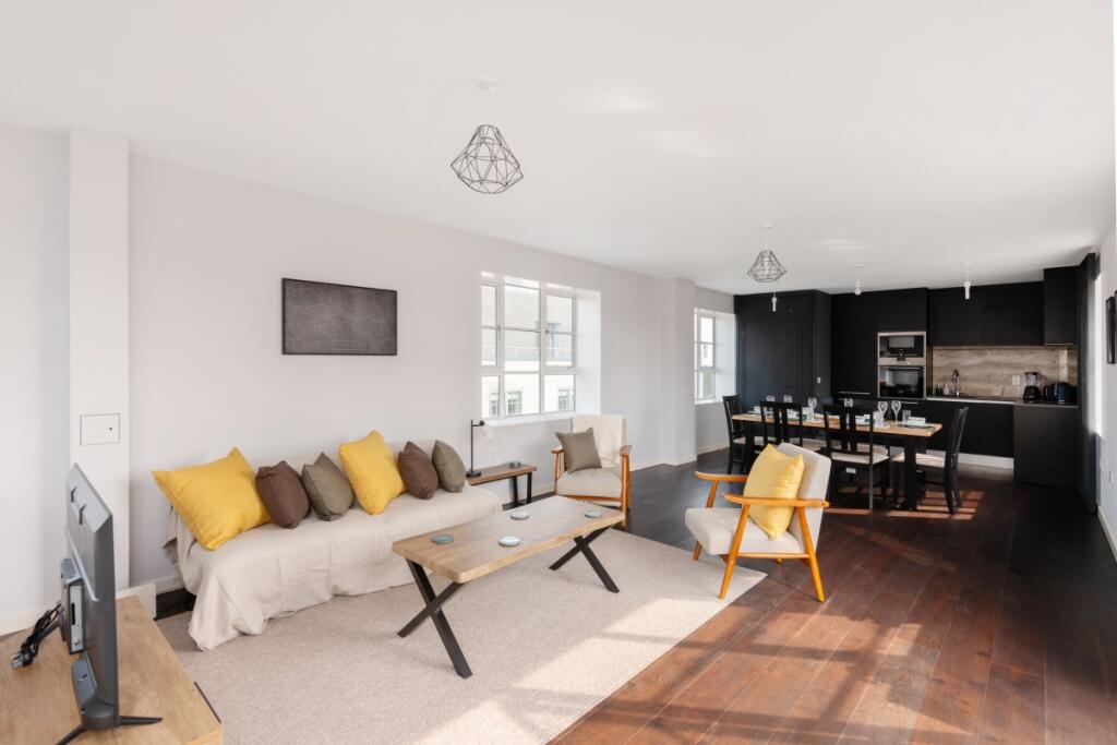 Apartment 5, 14 M...