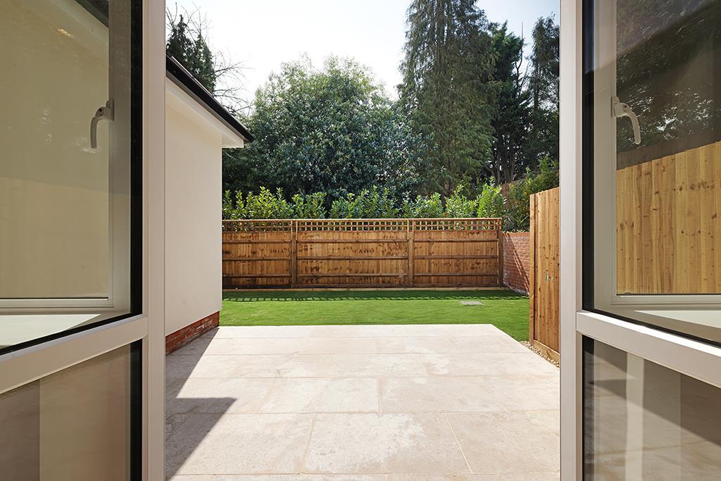 1-CobhamRd-Apt-2-Garden-7905.jpg