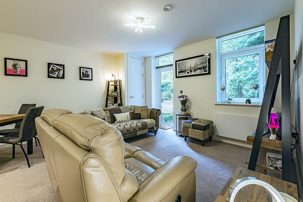 Apt2HmptnCrtHmptnInArdLv4s.jpg