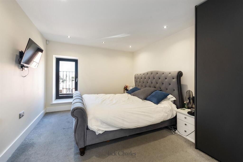 5 Ronnies Wharf, TN9 1EX 013.jpg