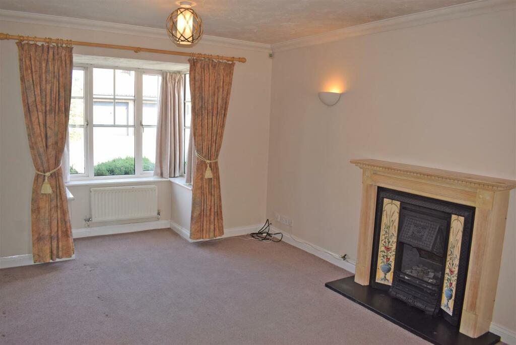 31 Tyler Way Living room.jpg