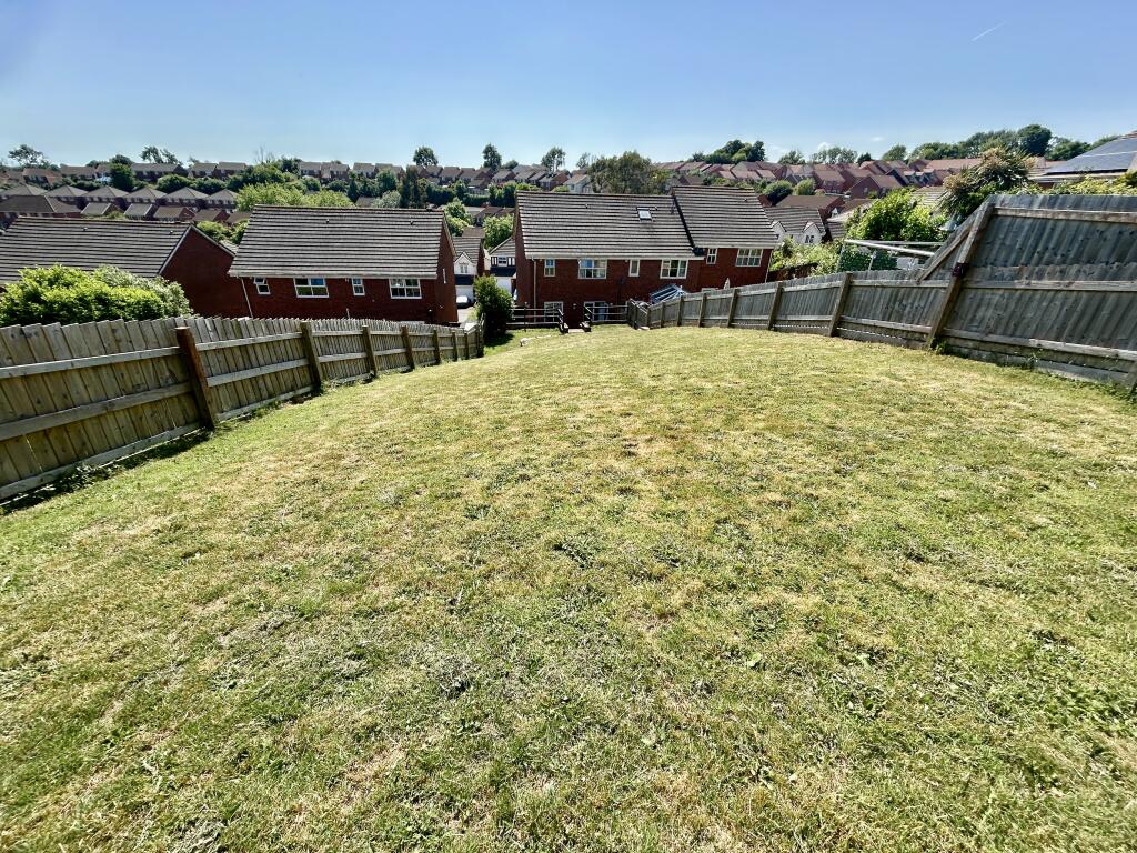 Large Gardens with Nighboiuring Extension Visual