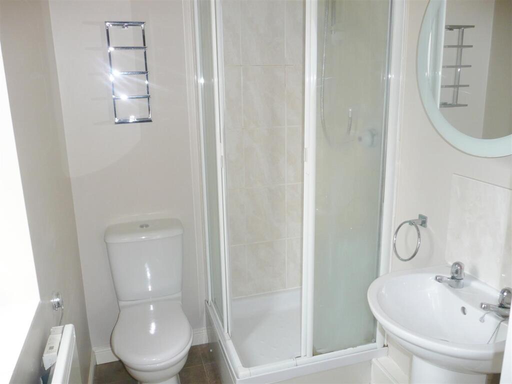 EN-SUITE SHOWER ROOM