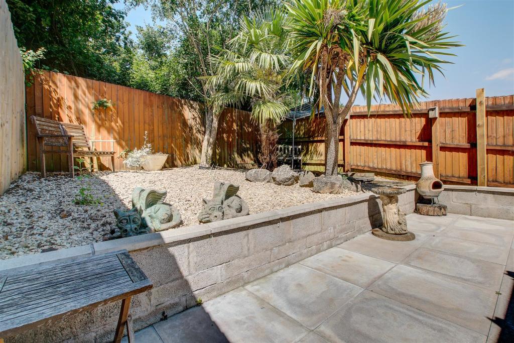 Camelot Way, Thornhill, HernCrabtree_ (8).jpg