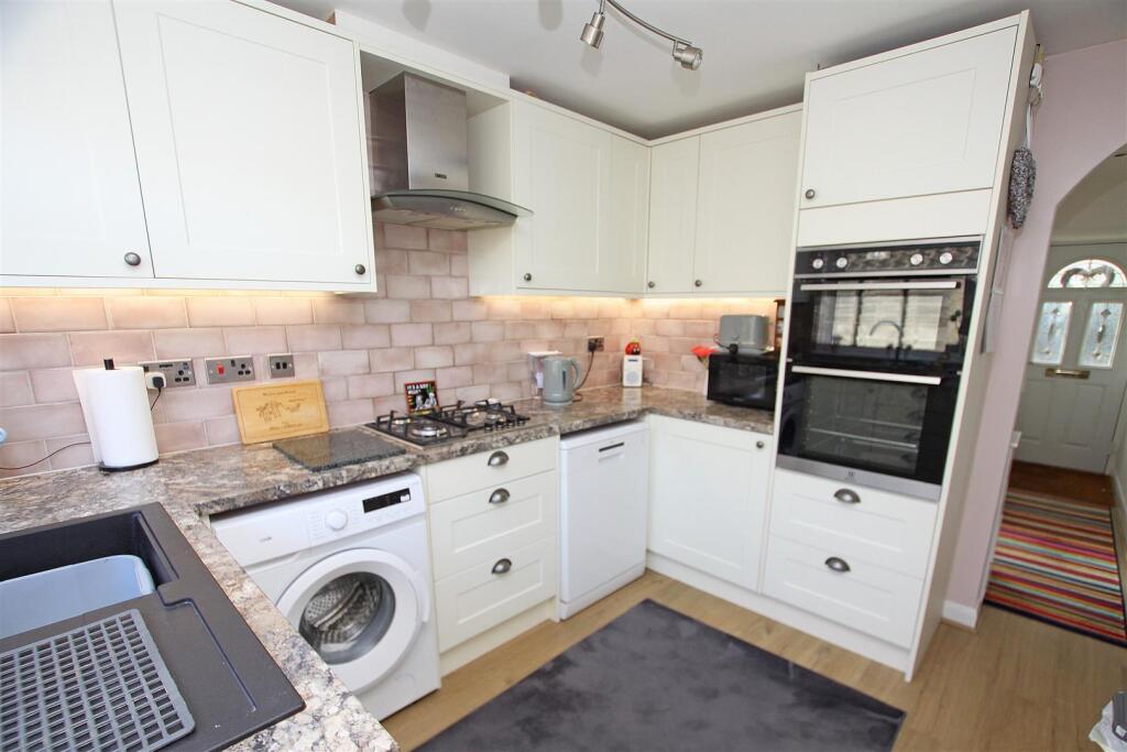 Kitchen b.jpg