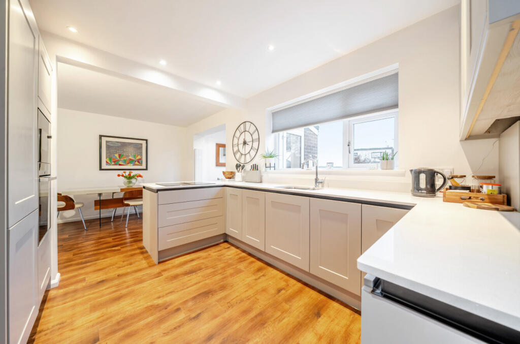 1381307-4-6915fe5...