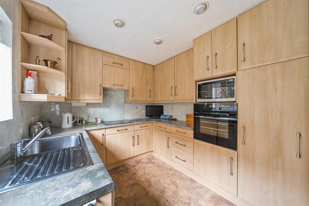 Kitchen/Breakfast Room: