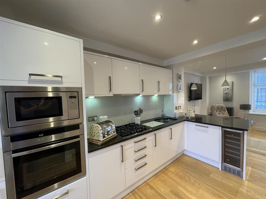 Kitchen 1.jpg