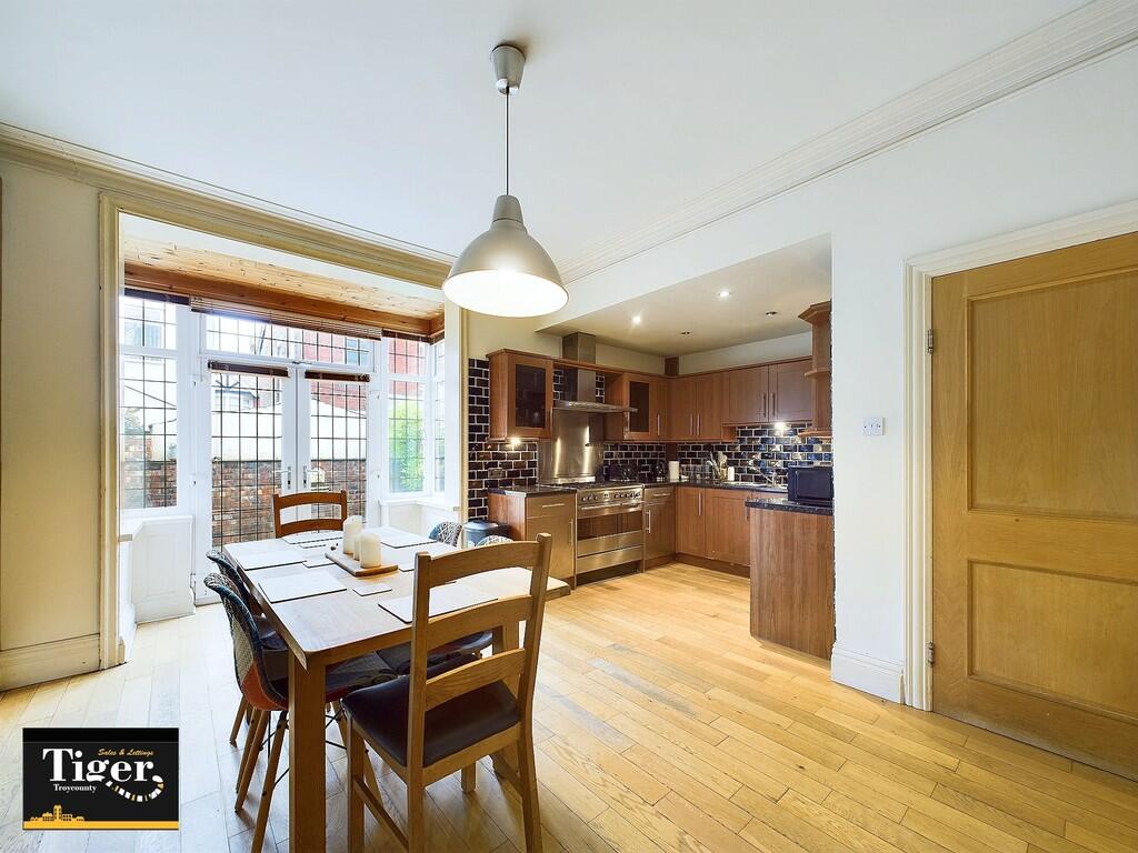 CAM02176G0-PR0447...