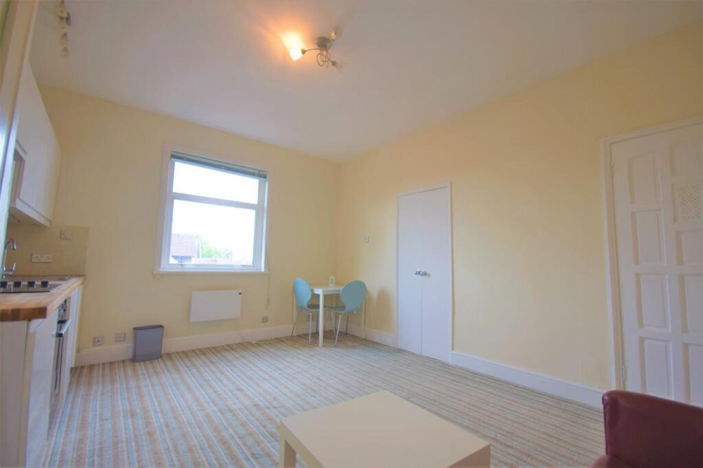 Living area pic 2.jpg