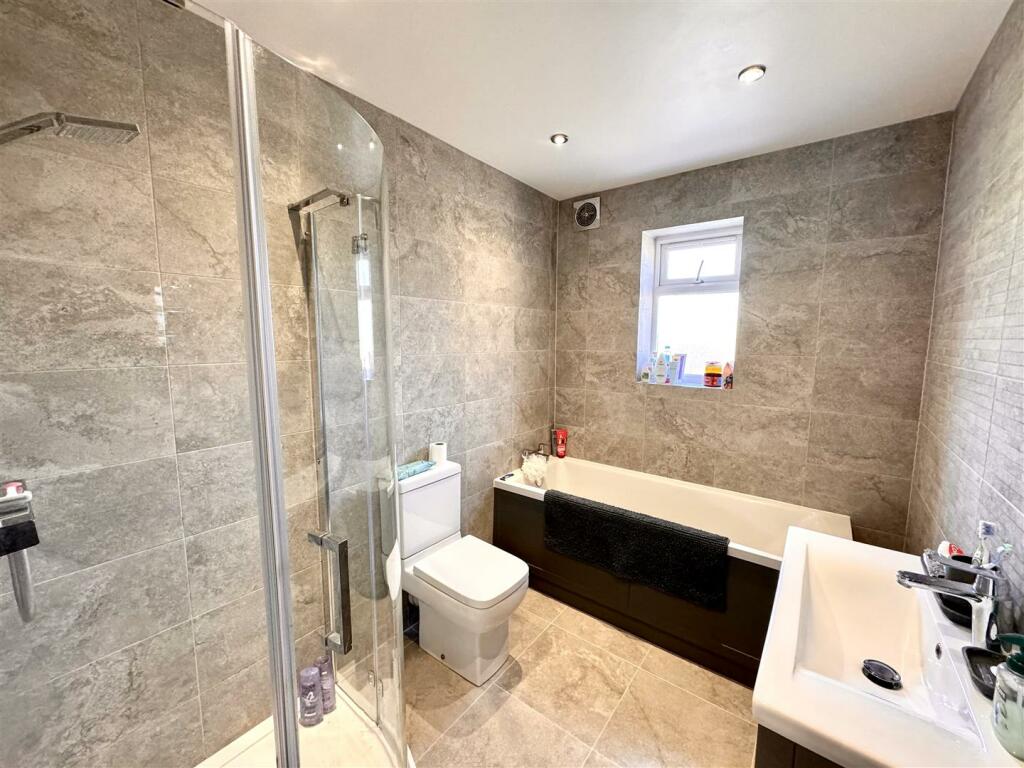 Main Bathroom B.jpeg
