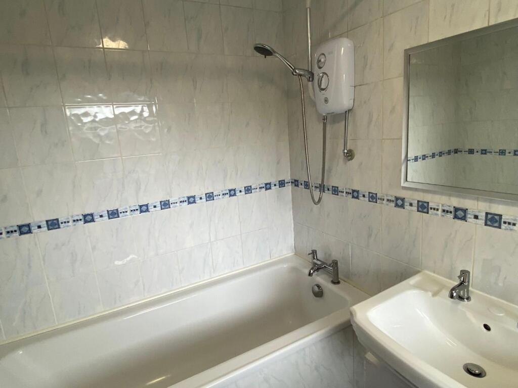 Bathroom 2.jpg