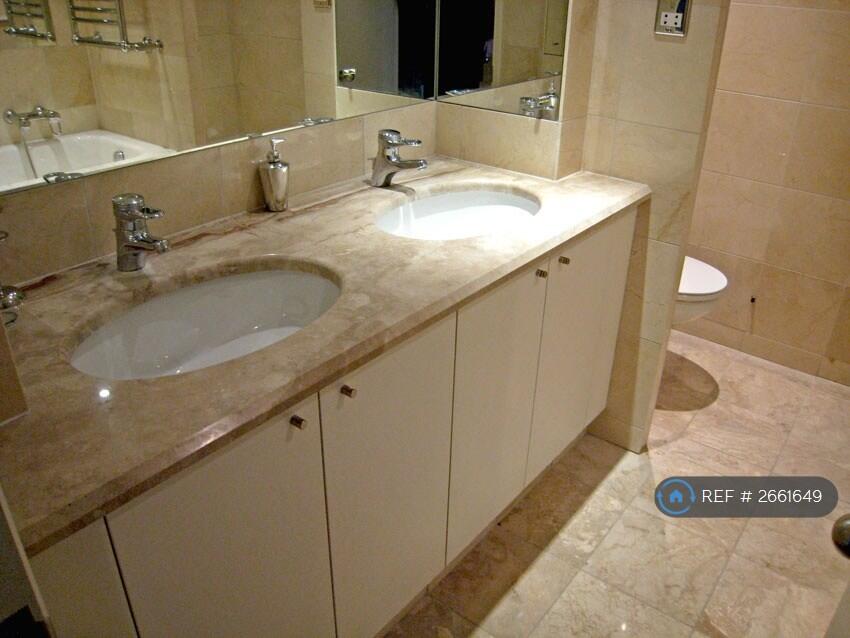 Master En-Suite Bathroom