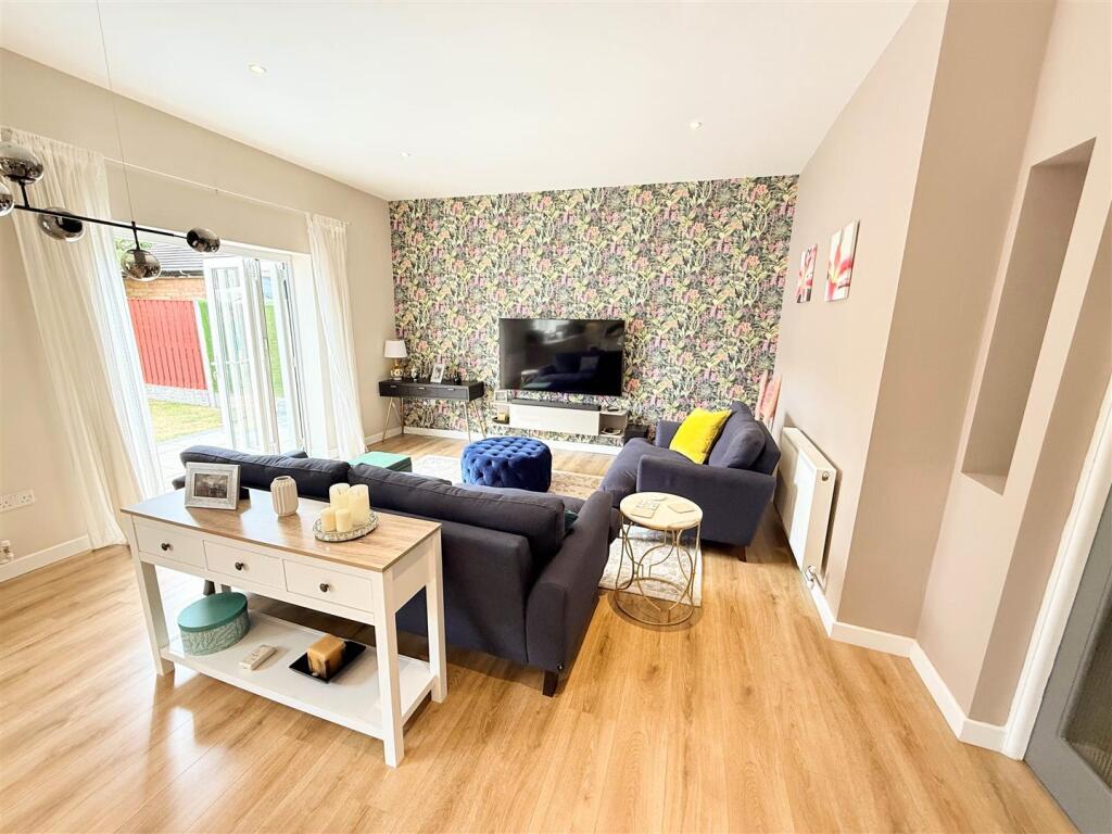 OPEN PLAN LIVING/DINING KITCHEN
