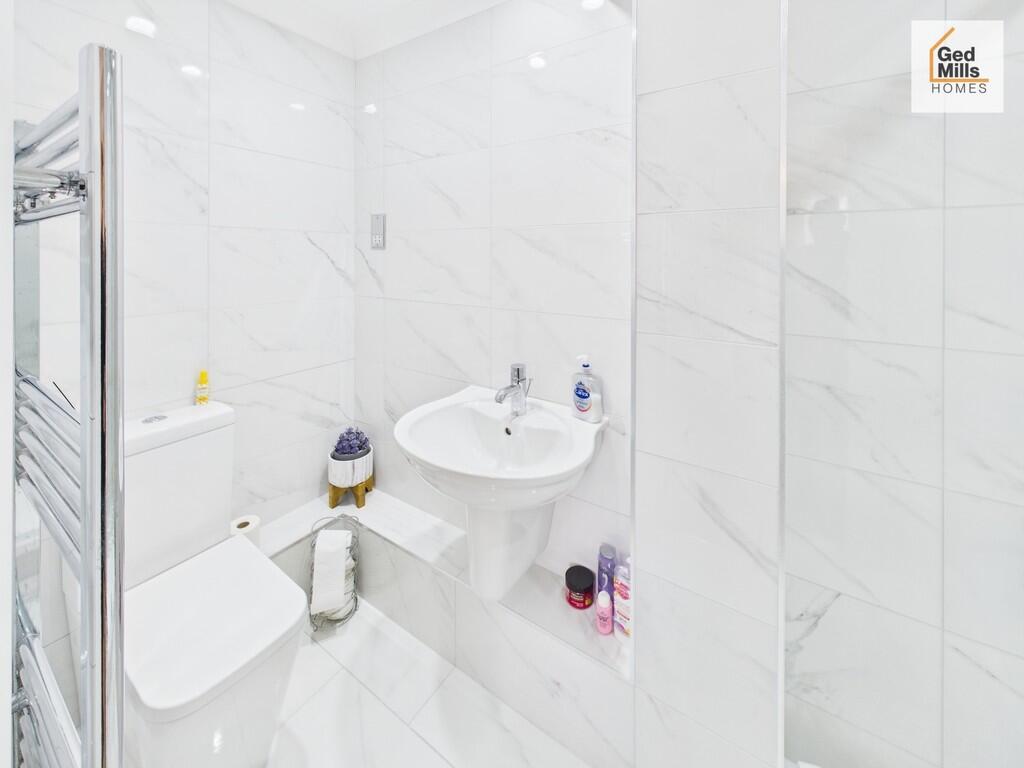 EN-SUITE SHOWER R...