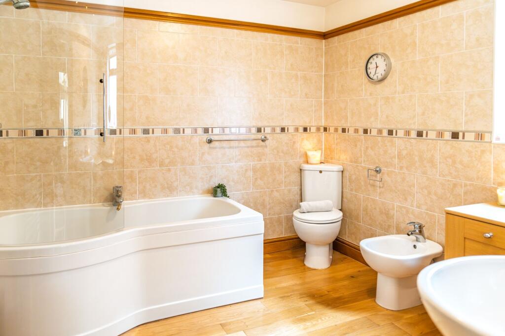 Master ensuite at No.6