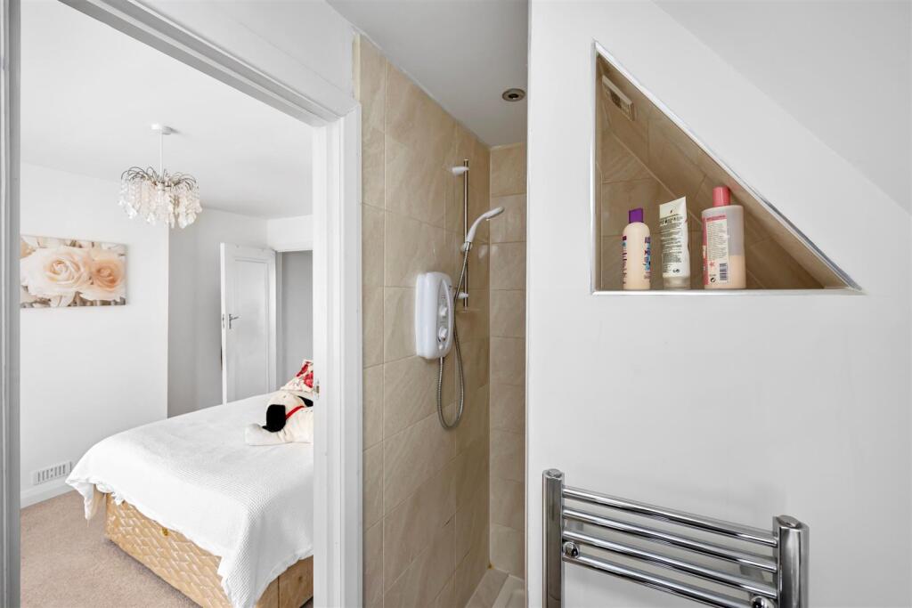 ENSUITE AND BED.jpeg