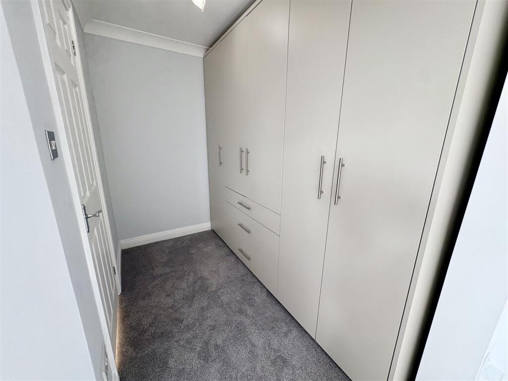 8. bed1 wardrobes.jpg