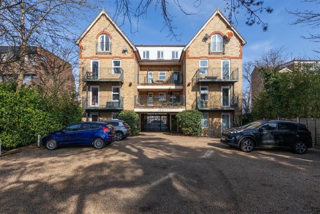 Churchfields, E18