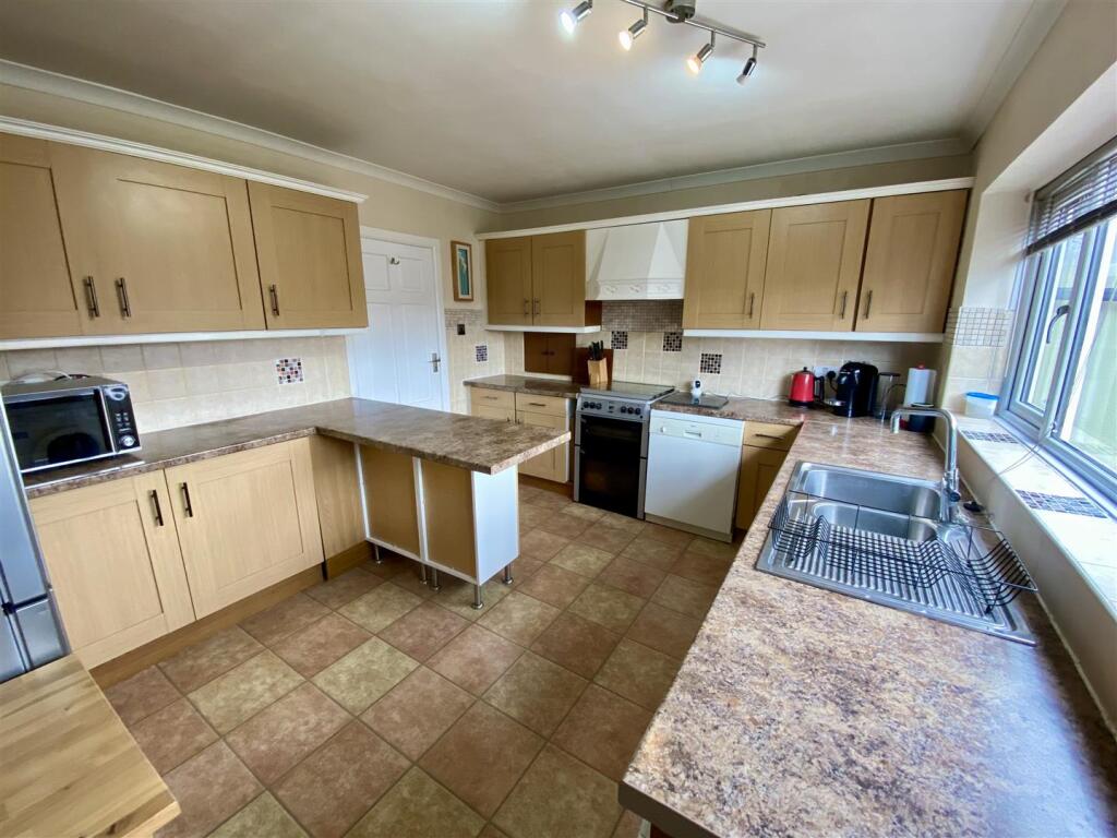 Bramleys Estate Agents - 67 West Royd Avenue - Mir