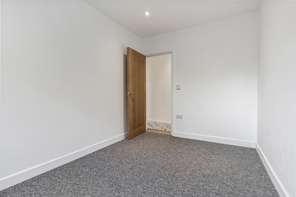 5. 19 Reigate Road_004.JPG