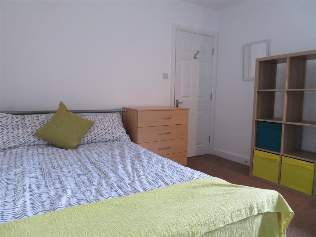 7 Montgomer Bed6.JPG