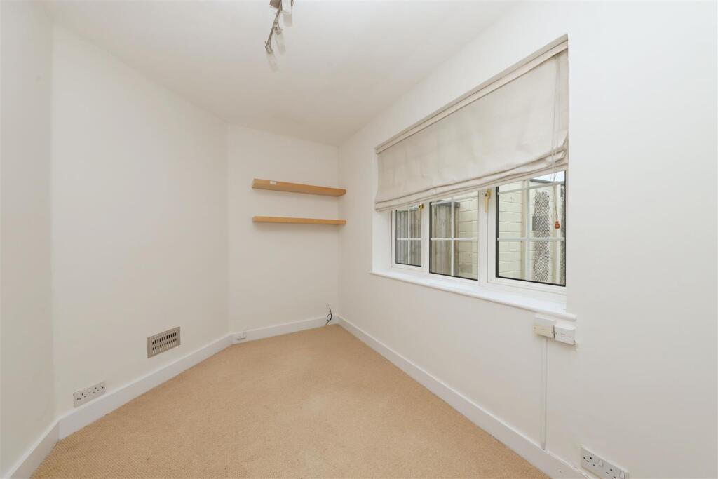 Bedroom/study