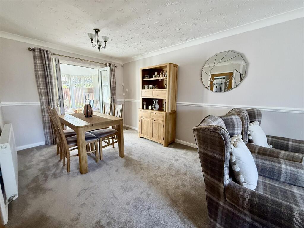 LOUNGE &amp; DINING ROOM