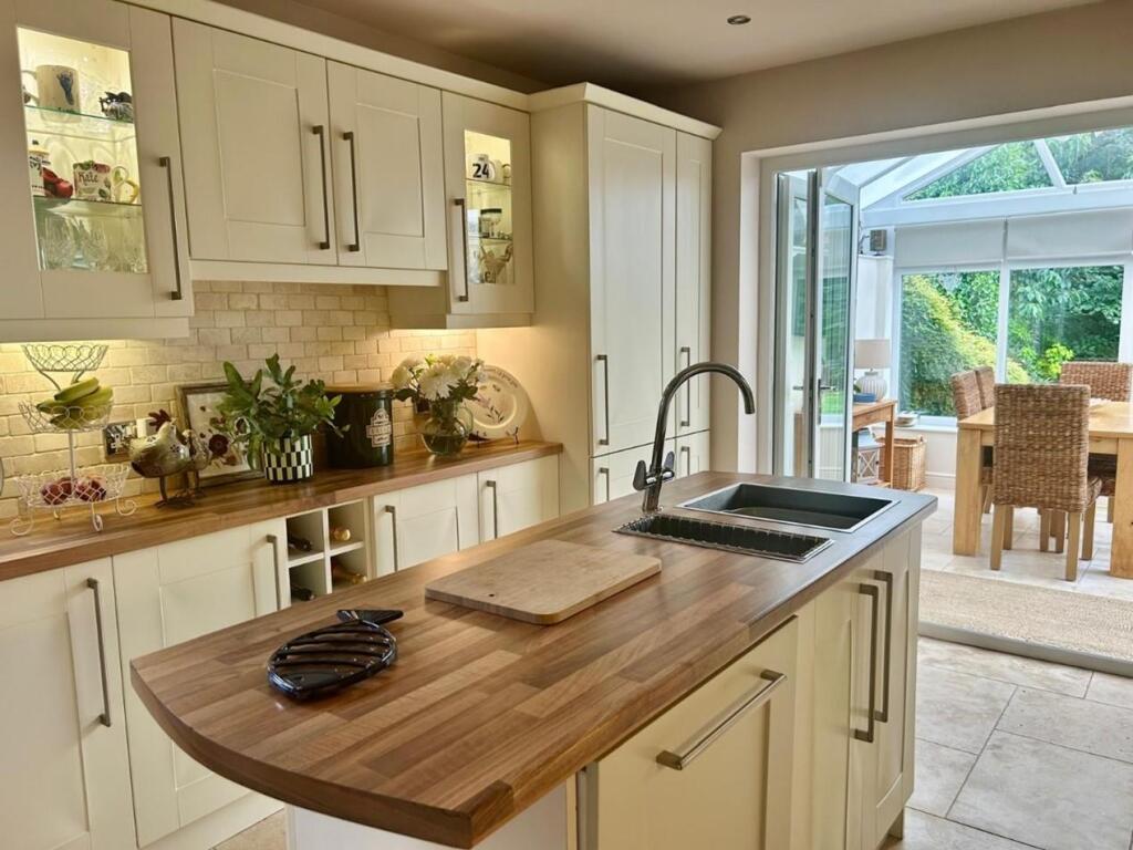 kitchen 2.jpg