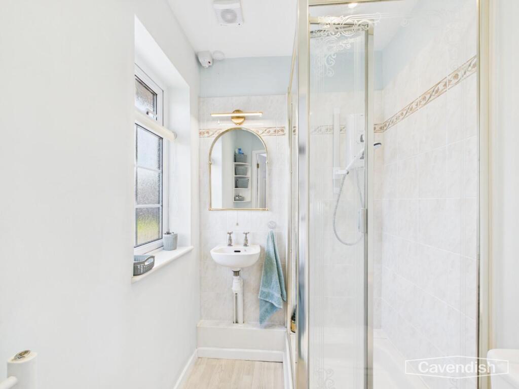 EN-SUITE SHOWER ROOM