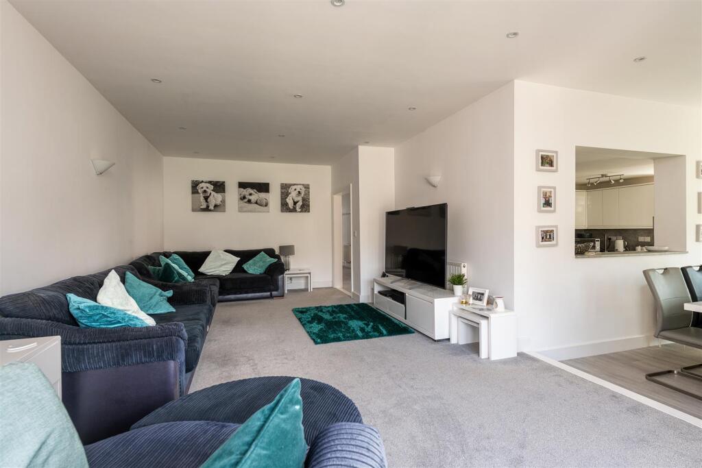 21 Springvale living room1.jpg