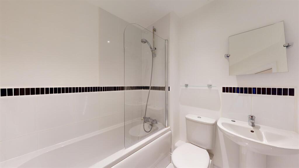 St Julians Crescent 11 Bathroom.jpg