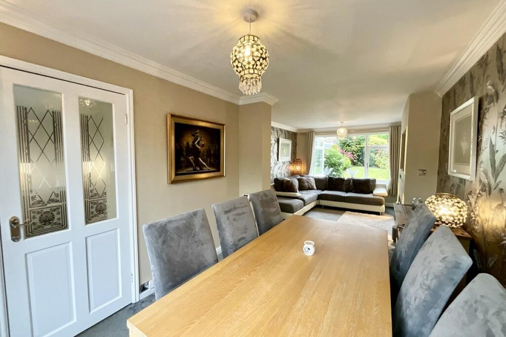 lounge/dining room