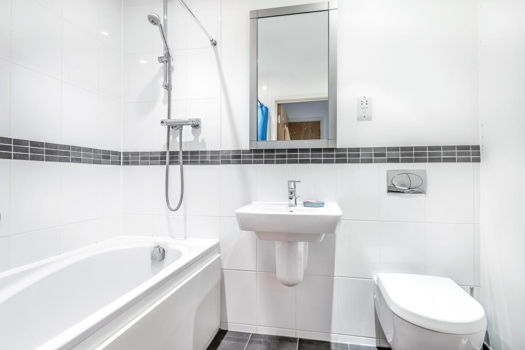 Main Bathroom:
