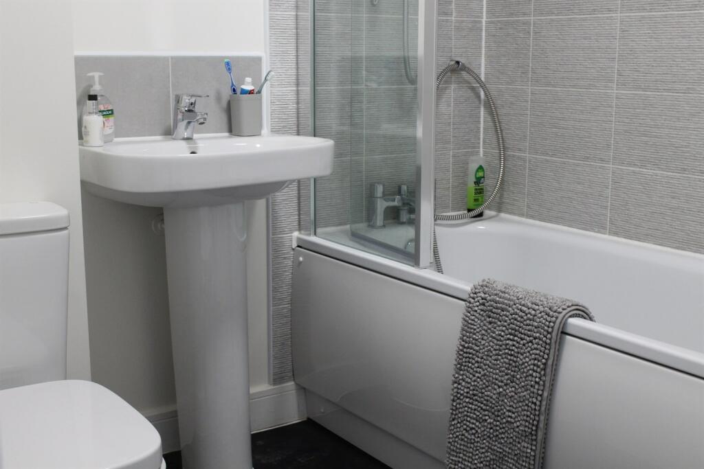 Bathroom (Main)