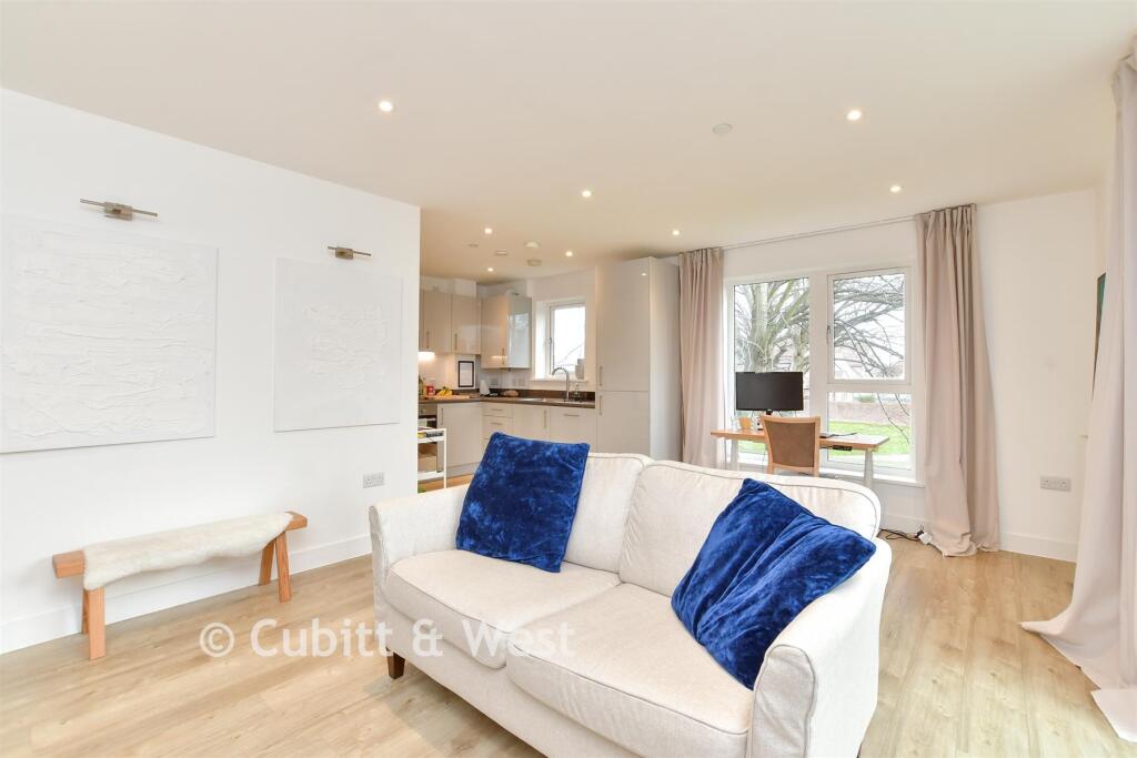Kitchen/ Lounge