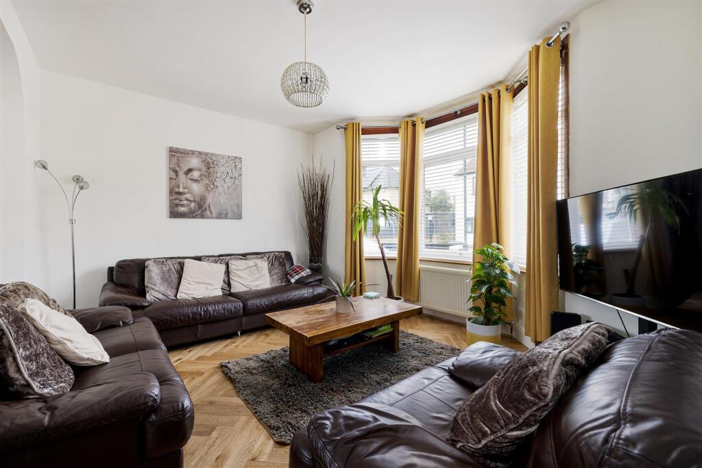 Lyne Crescent, E17