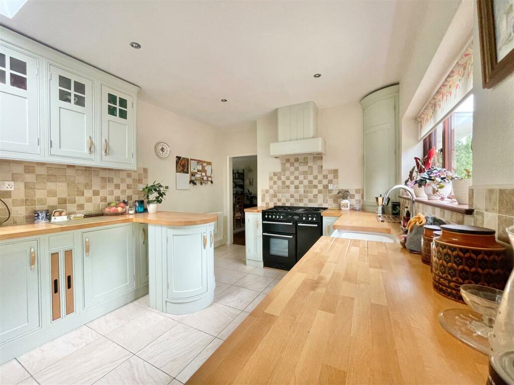 Kitchen 5.jpg