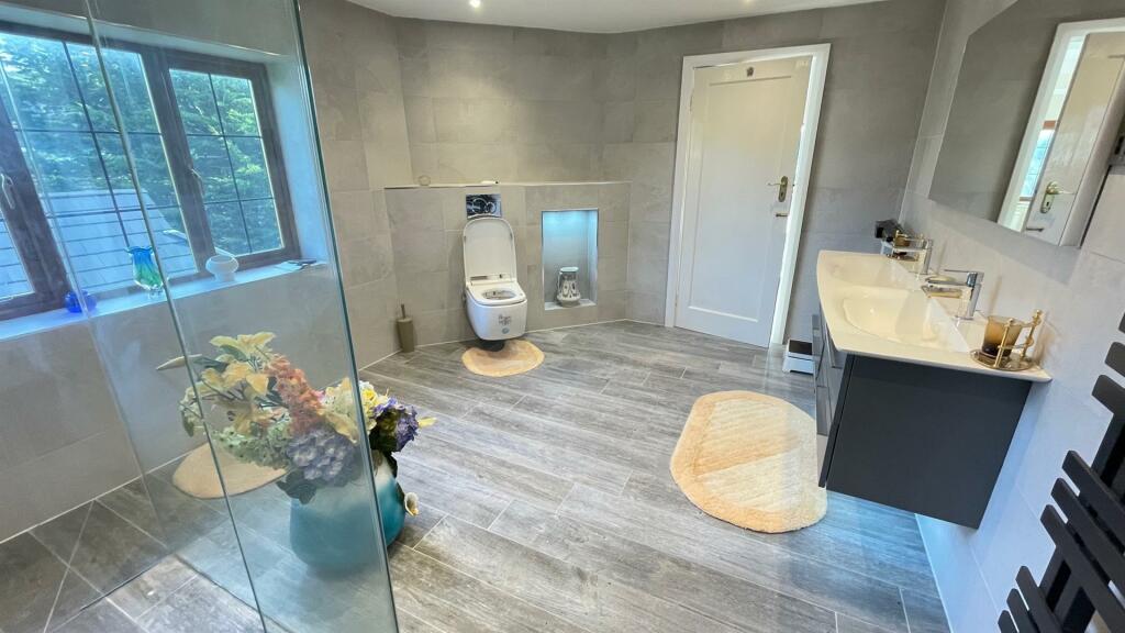 EN-SUITE 4-PIECE SHOWER ROOM