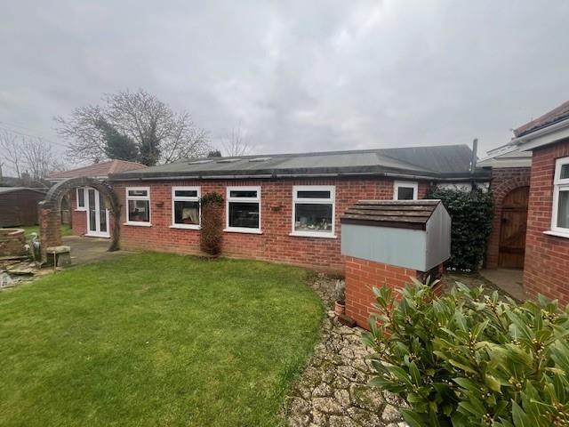 Garage/ Workshop with Car Port