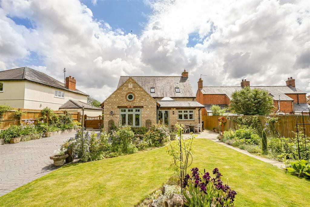32a High Street, Paulerspury