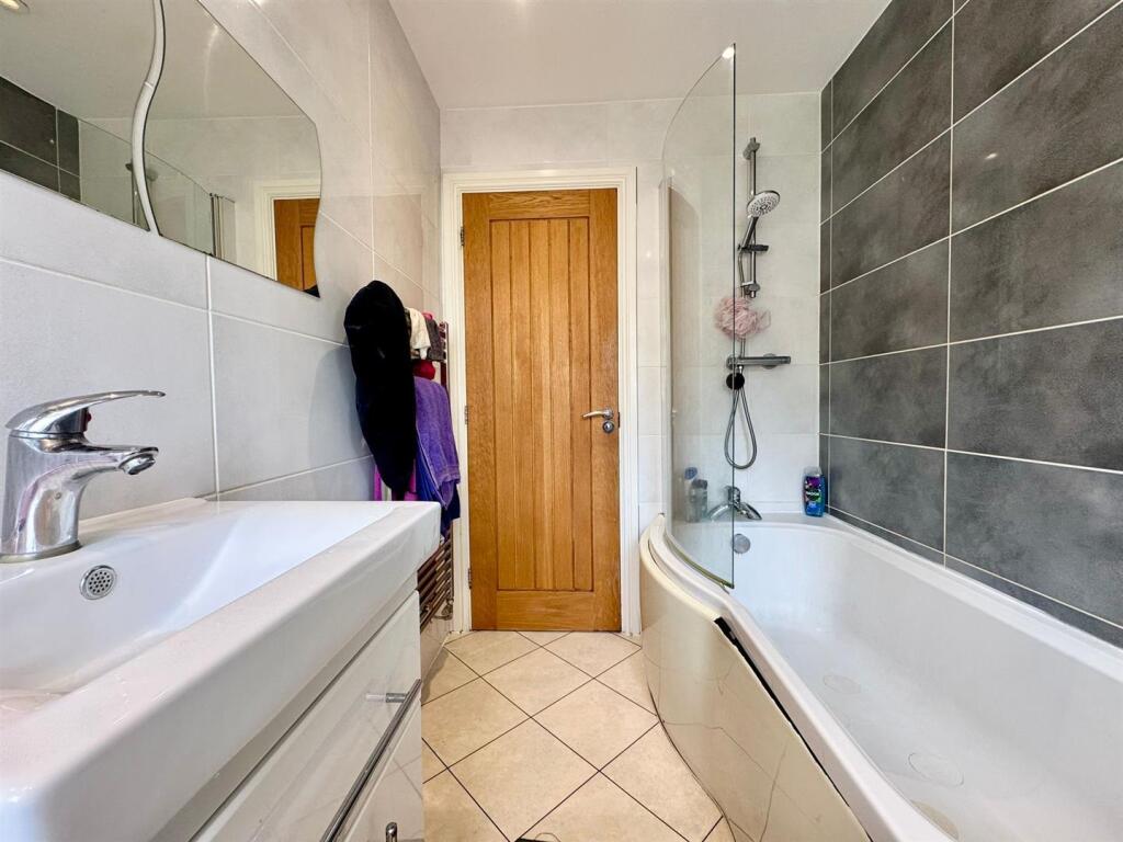 Family bathroom (2).jpg