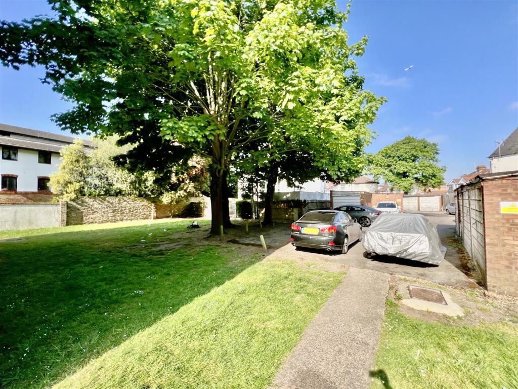 Communal Garden/ Parking