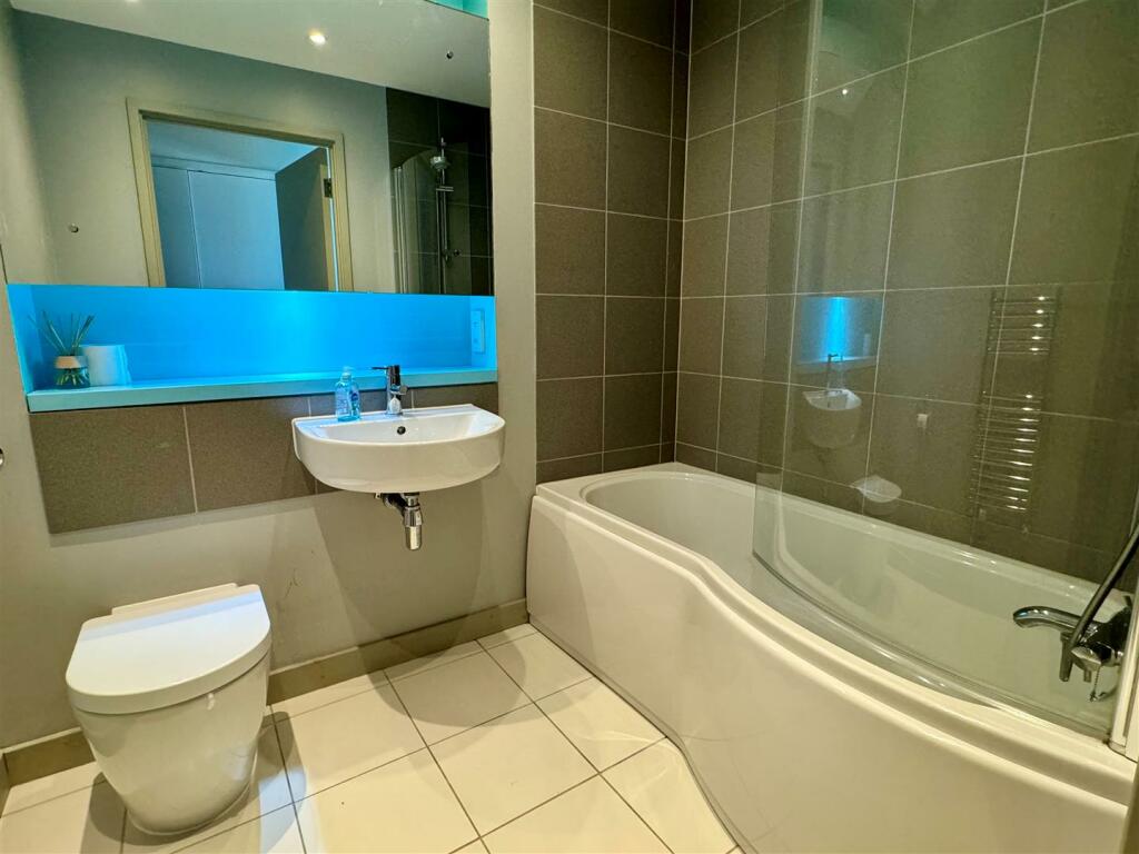 7 Tre Lowen Bathroom