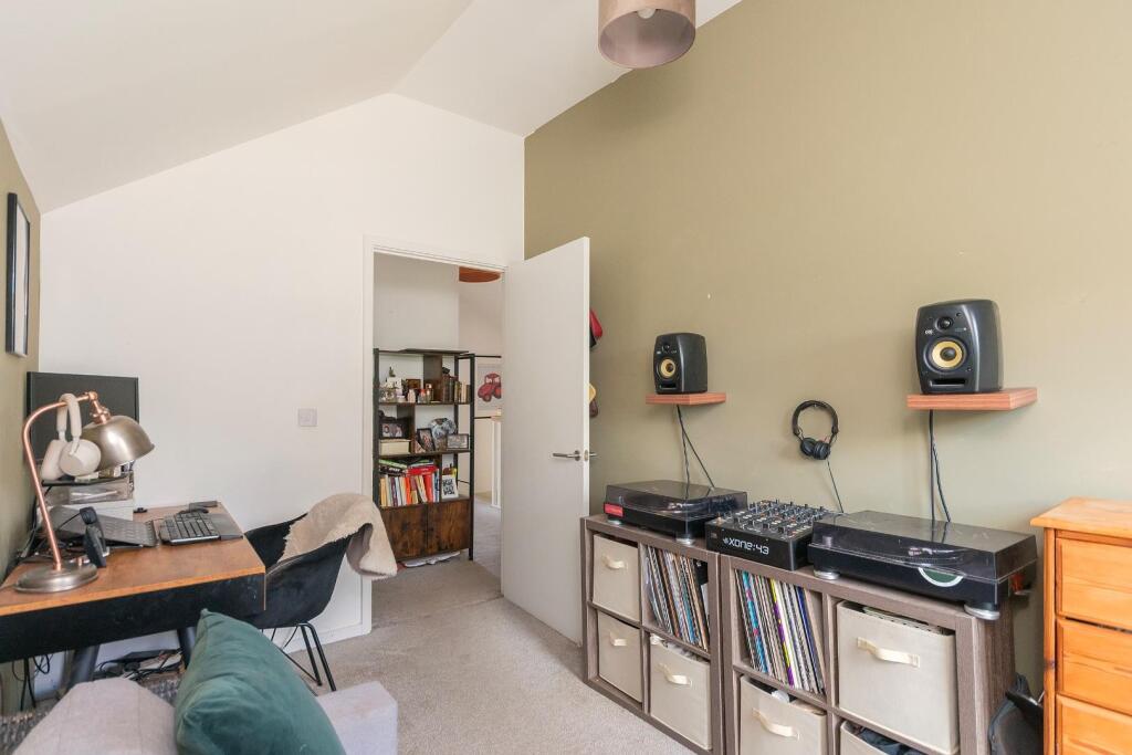 0L1WKE - Bedroom A.jpg